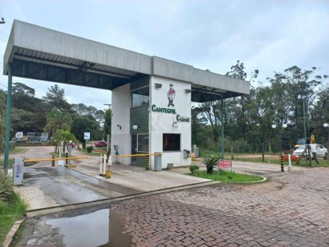 Linda Casa de esquina, desocupada, estilo sítio, no bairro São Lucas no condomínio Cantegril em Viamão. Imóvel composto de 2 dormitórios, sendo 1 suíte, living, lareira, churrasqueira, cozinha, fogão 