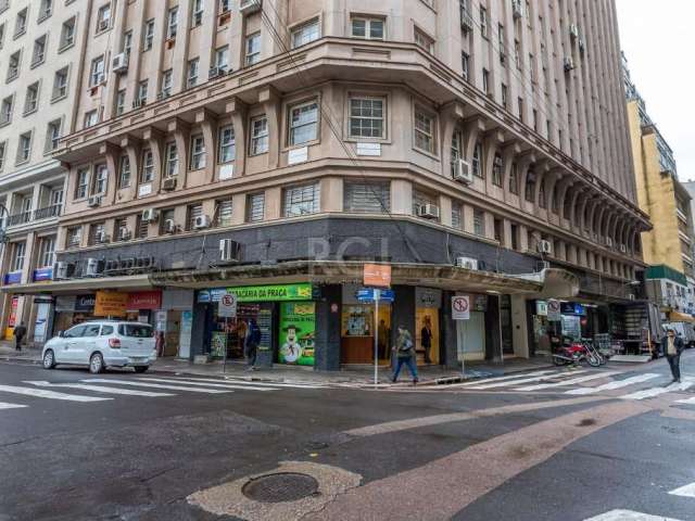 Loja de esquina no coração do Centro Histórico, esquina com as ruas Uruguai e Praça Montevidéo, na frente da prefeitura de Porto Alegre, banco Santander  e banco do Brasil, um dos melhores pontos da c