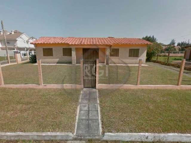 Ótima casa ampla na Praia do Remanso em Xangrilá. O imóvel com 240m2 de área útil, fica a duas quadras da Praia. Possui 6 dormitórios - sendo 1 suíte, 3 Banheiros sociais, sala de estar e jantar integ