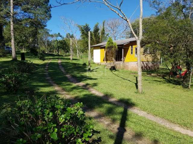 SÍTIO COMPOSTO POR 05 RESIDÊNCIAS INDIVIDUIAS, &lt;BR&gt;CASA AMARELO N. 01 tem dois quartos, Cozinha, sala e varanda conjugados, 1 banheiro e área de serviço. CASA AZUL, 2 IDEM a casa amarelo. CASA 0