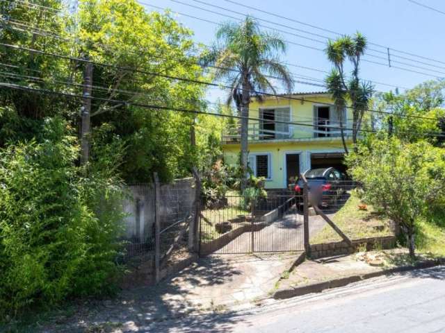 Casa na Zona Sul/Vila Nova - com 4 dormitórios, 3 vagas de garagem, living de dois ambientes, cozinha, area de serviço, patio, churrasqueira, lavabo e sacada com vista panoramica.&lt;BR&gt;Localizado 