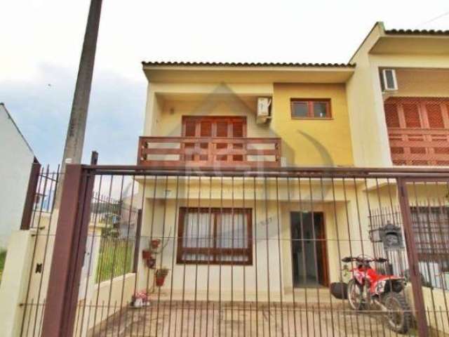 Vende excelente sobrado com 3 dormitórios, 1 suíte com armários planejados, 2 banheiros, 1 lavabo, sala de estar com lareira, cozinha com móveis planejados, churrasqueira em área coberta em ótimo espa