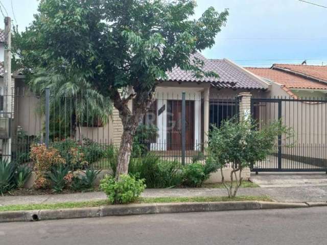 Casa com 3 dormitórios, sendo 1 suíte, sala de estar com sanca e iluminação, cozinha, lareira, churrasqueira, pátio com pergolado, garagem para 2 carros.&lt;BR&gt;Ficam os móveis sob medida com sistem