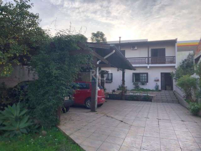 Casa semi mobiliada, 3 dormitórios, 2 suítes, sala estar e jantar, cozinha montada, despensa, área de serviço, churrasqueira, vista panorâmica, 3 vagas cobertas, pátio.