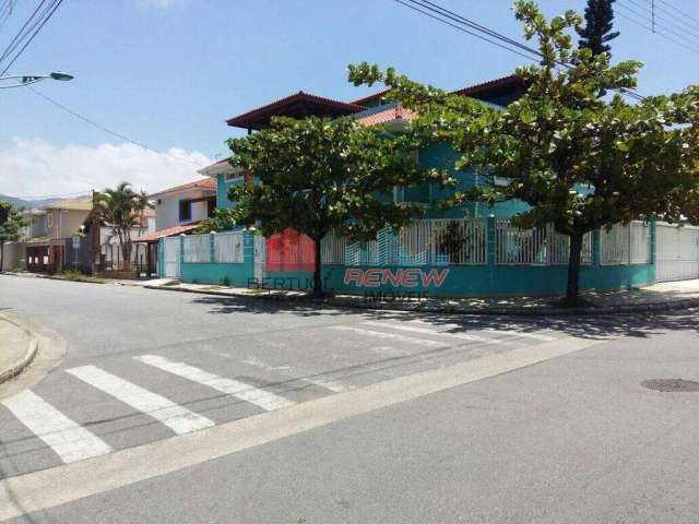 Casa com piscina á venda no centro de Peruíbe SP.