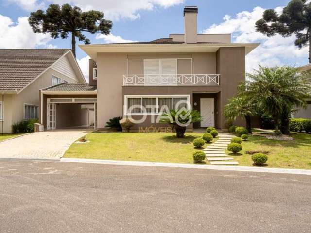 Casa com piscina em condomínio tradicional