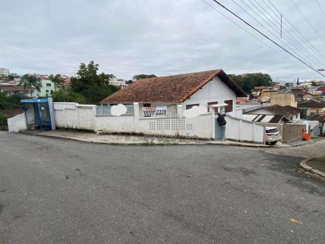 Ampla casa, 3 quartos, 1 suíte, 2 banheiros, 4 vagas, iluminada e arejada. Agronômica, Florianópolis/SC.