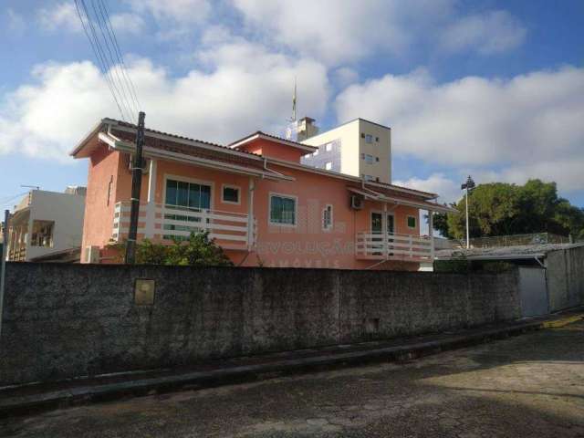Casa com 3 dormitórios 2 suítes  à venda, 149 m² por R$ 750.000 - Ipiranga - São José/SC