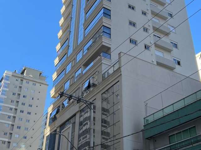 Apartamento 03 Suites  E Novo Meia Praia!