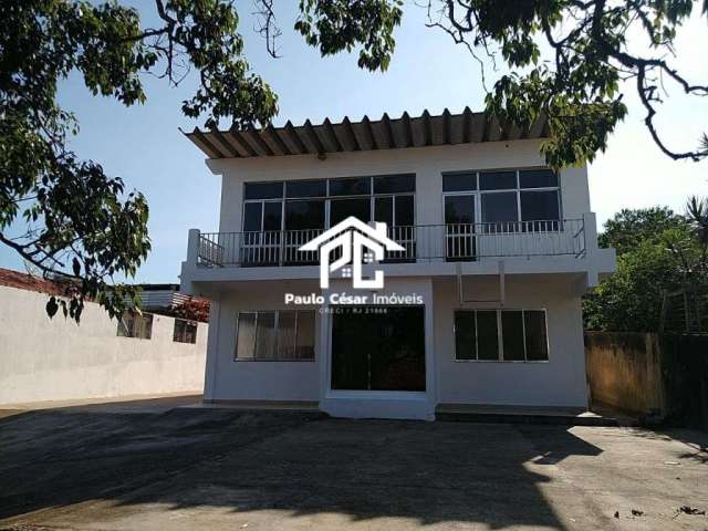 Excelente casa duplex com 04 quartos, sendo 02 suítes, ampla sala, cozinha, banheiro, área de serviço e vaga de garagem para 08 carros, ótimo terreno