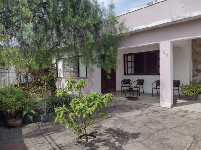 Excelente casa no Centro de Araruama, composta por 03 quartos, sendo 01 suíte, ótima sala, cozinha, copa, banheiro, área de serviço, varandas, garagem