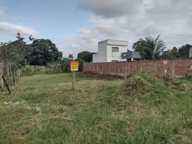 Excelente terreno com escritura e RGI, medindo 15x30, 450,00m², a 200 metros da Rodovia, ótima localização.