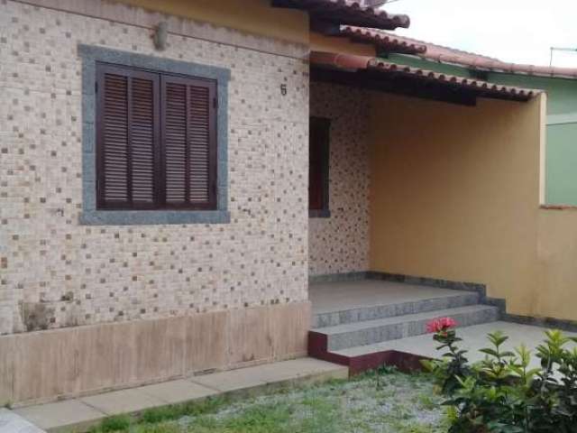 Excelente casa com 02 quartos, sendo 01 suíte, sala, cozinha, banheiro, área de serviço, amplo quintal com garagem para 05 carros, sendo 01 coberto, c