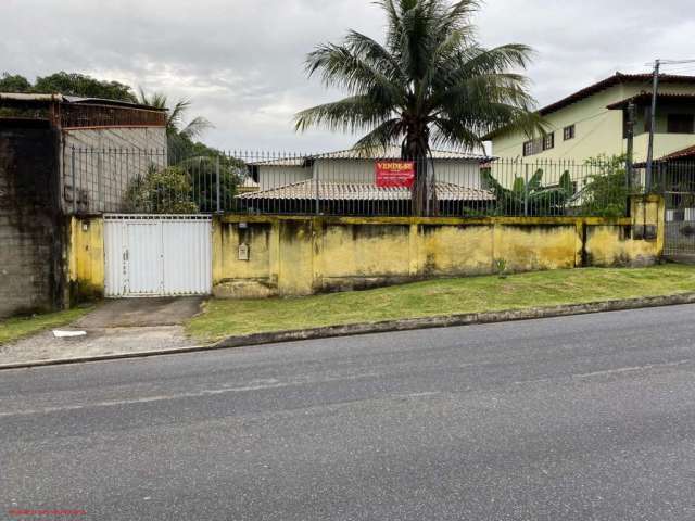 02 excelentes casas: Casa da frente composta por 03 quartos, 02 banheiros, 02 salas, cozinha, garagem coberta para 03 carros, área de serviço e varand