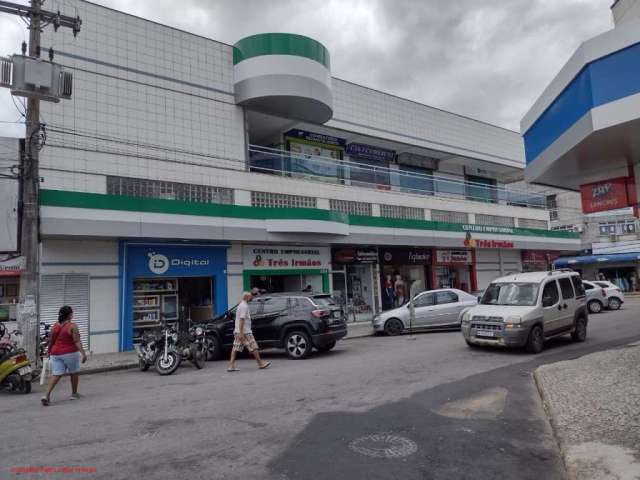 Excelente loja comercial com 30m², localizada no 2º piso, com duas entradas, divisórias, 02 ar condicionados, pronta para trabalhar, prédio com elevad