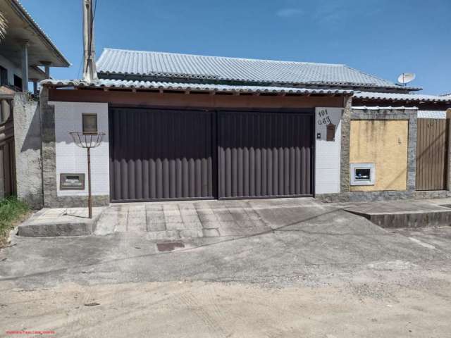 Excelente casa com 02 quartos, sala, copa, cozinha, banheiro, área de serviço, varandas,  garagem coberta, bom quintal, aquecimento solar na cozinha e