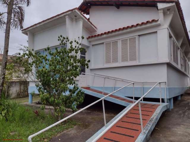 Ótima casa com 03 quartos, sala, copa cozinha, banheiro, despensa, varanda, área serviço, banheiro, piscina, churrasqueira, garagem, mais anexo com um