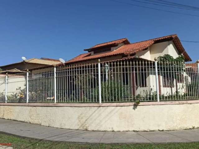 Ótima casa com 03 quartos, sendo 01 suíte, sala em 02 ambientes, cozinha, área de serviço interna e externa, varandas, garagem, portão eletrônico, mai