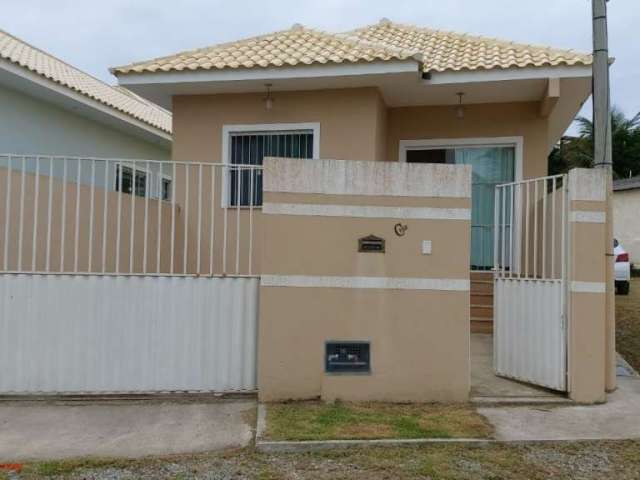 Excelente casa com 02 quartos, sendo 01 suíte, sala com 02 ambientes, cozinha, lavanderia, instalação para ar condicionado nos quartos e na sala