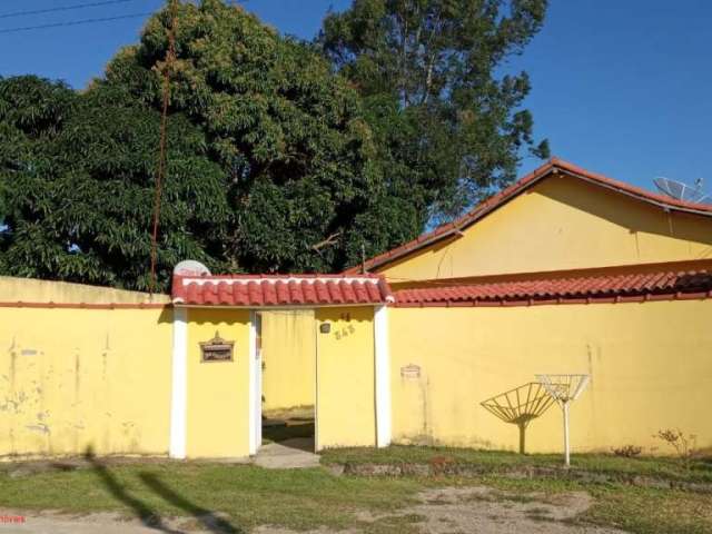 Ótima casa com 02 quartos, sendo 01 suíte ainda não terminada, banheiro social, cozinha, copa, sala grande, garagem, varanda, dentro de condomínio