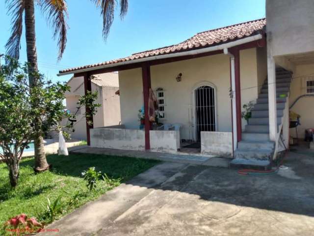 Duas ótimas casas, uma com 02 quartos sendo 01 suíte mais anexo de 01 quarto e outra com 01 quarto, sala, cozinha, banheiro. Ótima localização!