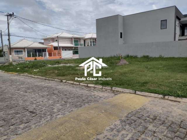 ÓTIMO LOTE COM TOTAL DE 380,24m² , LOTE DE ESQUINA EM CONDOMINIO BEM ESTRUTURADO NO CENTRO DE ARARUAMA.  O CONDOMÍNIO CONTA COM UMA SEGURANÇA 24H , QU