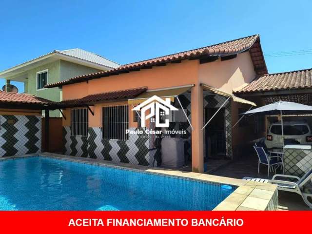 Casa com 3 quartos sendo uma suíte, sala, cozinha, 02 banheiros, área de serviço, garagem coberta para 2 carros, área gourmet e piscina. Condomínio co