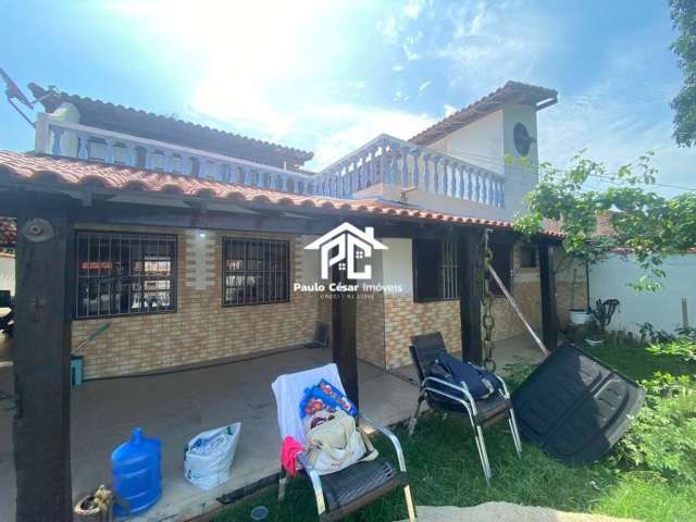 Imperdível oportunidade de adquirir sua casa dos sonhos na Vila Capri, Araruama-RJ! 3 quartos, 2 suítes, 1 sala, 1 banheiro, 1 vaga de garagem, 83,00m². Venha conhecer!