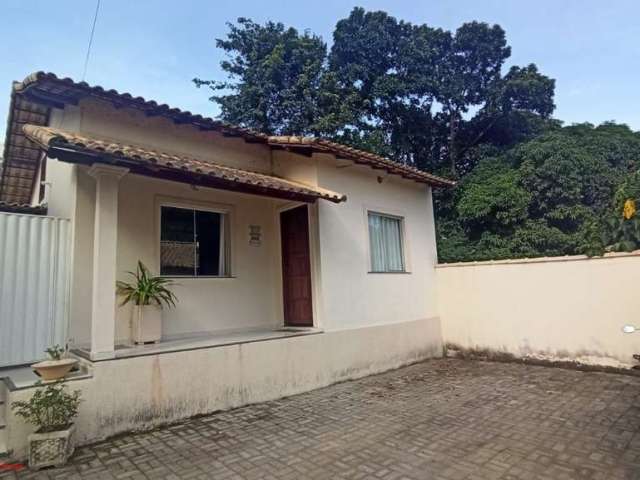 Ótima casa com 01 quarto, sala, cozinha, banheiro, jardim de Inverno, área de serviço, cisterna, vaga de garagem, quintal todo calçado, próximo a merc