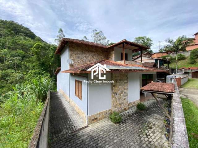 Casa à venda em Lumiar, Nova Friburgo-RJ: 3 quartos, 2 suítes, 1 sala, 2 banheiros, 3 vagas, 260,00 m² de área.