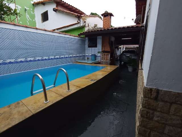 Excelente casa linear três quartos  em Mesquita / centro