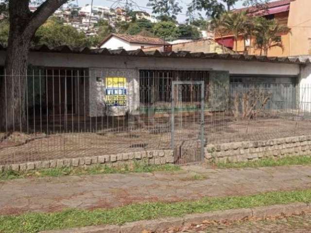 Casa Grande Antiga: 4 dormitórios, sendo 1 suíte, 4 banheiros, 2 churrasqueiras, 2 salas com lareiras, garagem para 4 veículos, pátio grande, piscina. bem localizado uma rua abaixo da Vicente monteggi