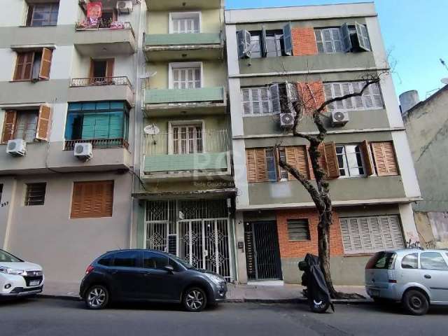 Lindo apartamento de 1 dorm, com pátio, totalmente reformado, hidráulica, elétrica, mobiliado (ficam todos os móveis e eletrodomésticos que estão nas fotos), com 59m de área, 30m da Orla do Guaíba.