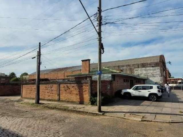 Terreno com depósito e escritório  na Av A J Renner, no quarto distrito, de esquina, com grande área de manobras, escritórios administrativos e cobertura para depósito.&lt;BR&gt;Excelente localização 