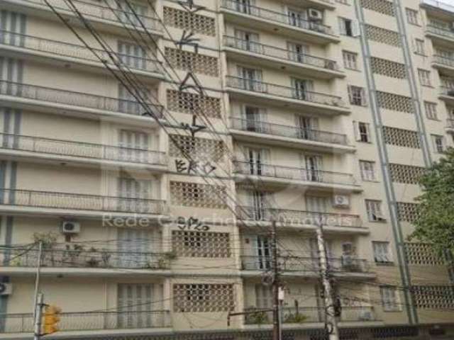 Centro Histórico, apartamento no   2º andar, de frente, sol Norte,  muito sol pela manha e pela tarde, com  3 dormitórios, 134m2 de área privativa, hall de entrada, amplo living com 2 ambientes, sala 