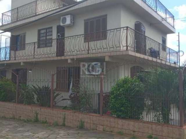 Ampla casa de esquina, com 03 dormitórios, suíte, cozinha, área de serviço, sala,  duas churrasqueira, sendo uma na parte térrea, outra no terraço.&lt;BR&gt;Garagem fechada.