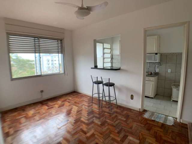 apartamento de 1 dormitório na Tristeza, a poucos metros da Wenceslau Escobar. Possui 46m² privativos, living amplo com vista, cozinha com móveis sob medida, banheiro social e 01 dormitório com bom ta