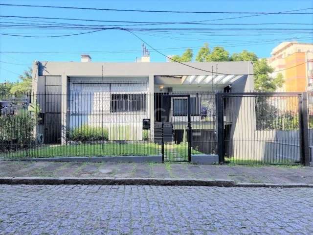 Vende-se casa ampla, desocupada, 4 dormitórios sendo 2 suítes, banho social, copa e cozinha, área de serviço independente, sala de estar com lareira, gabinete, depósito, vagas cobertas para carros, ch