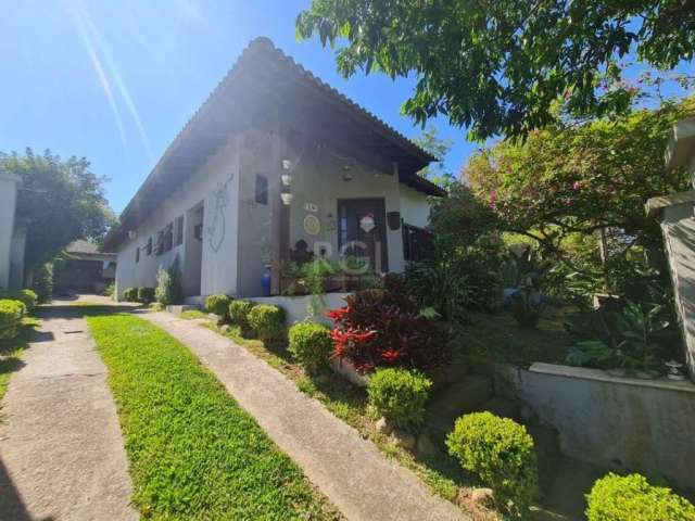 Excelente imóvel de esquina no Portal do Guarujá, Casa em lindo terreno alto ao nível da rua medindo 10 × 32 onde consta uma residência térrea com 136m2 de área privativa, estilo colonial com living a