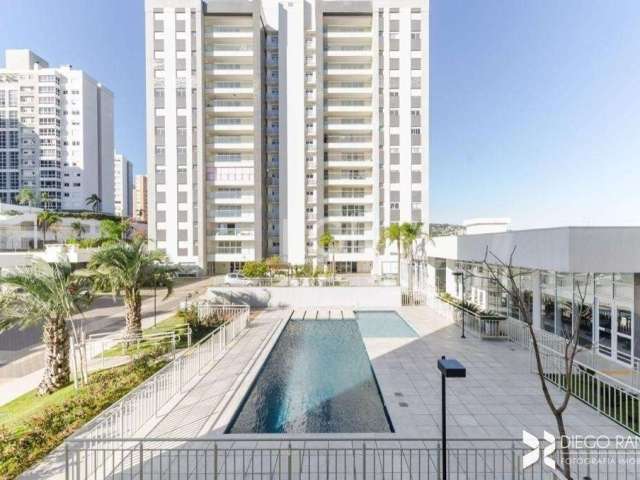 Excelente apartamento em andar alto com 3 suítes, amplo living, lareira, lavabo, sacada gourmet com churrasqueira, frente para a infra estrutura de lazer, ensolarado e arejado. Possui 3 vagas de garag