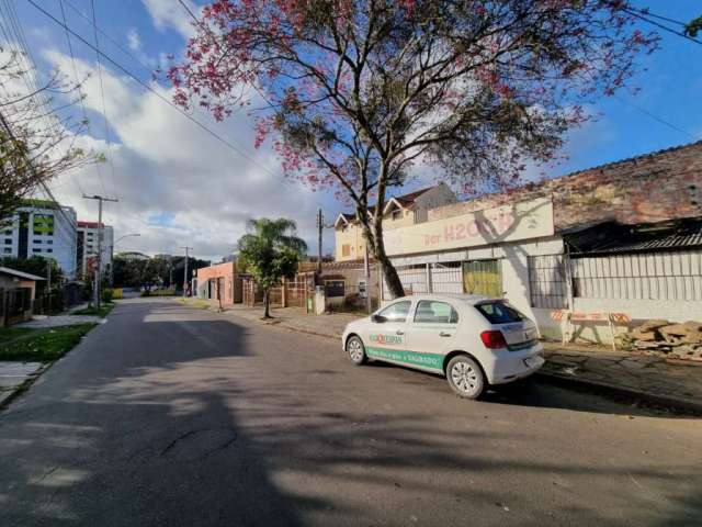 Terreno plano no bairro Tristeza, medindo 14 metros de frente por 70 de fundos. A 30 metros da rua Pereira Neto,  transporte público, comércios e colégios no entorno.