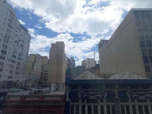 Vende sala na região central com 157 m², piso parquet, dois banheiro e copa. Sala com prateleiras de madeira propria para depósito.&lt;BR&gt;&lt;BR&gt;Condomínio oferece: Elevadores e portaria em horá