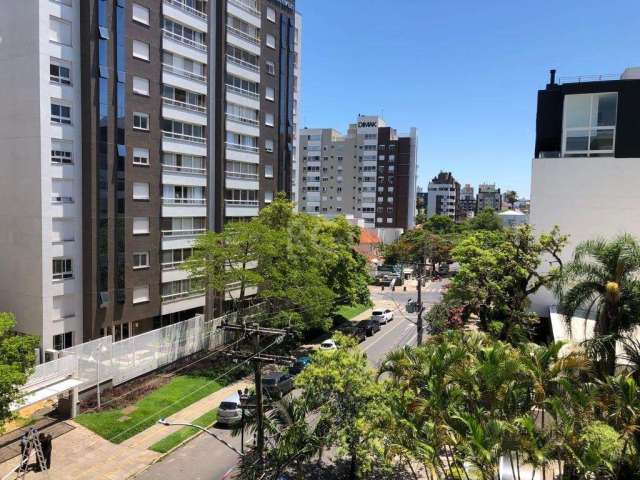 Cobertura 2 dormitórios no bairro Menino Deus, com uma localização excelente dentro do bairro.  Apartamento com living 2 ambientes com sacada, banheiro social, 2 dormitórios sendo 1 suíte, cozinha, ár