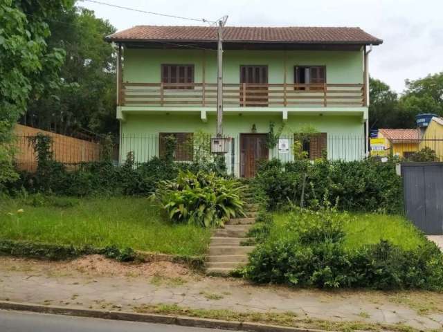 Casa sobrado composta de 3 dormitórios, sala de estar e jantar, ampla cozinha,  2 banheiros sociais, área de serviço, varanda , pátio nos fundos , lateral e na frente, jardim com gramado e árvores fru