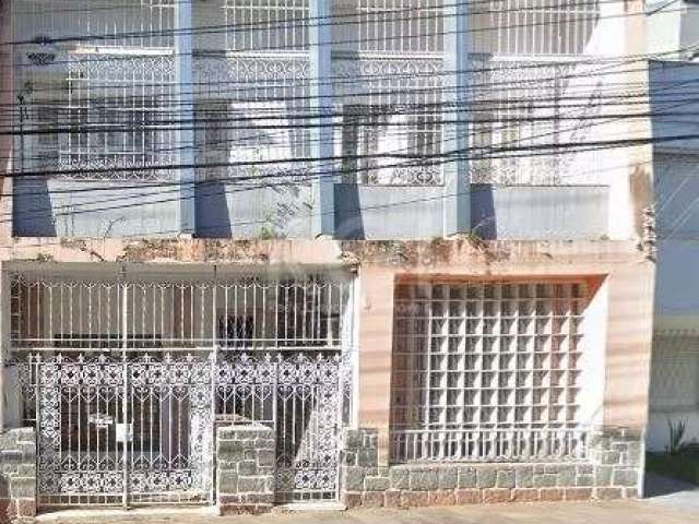 Excelente casa  localizada na Rua Cel. Fernando Machado, que pode ser utilizada para residência ou comercio. e mais parte do terreno com saída para Rua Demetrio Ribeiro. Agente já a sua vista