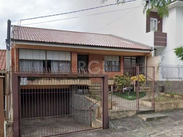 Casa  com três (3) dormitórios, uma (1) suíte, três (3) vagas de garagem no bairro Chácara das Pedras em Porto Alegre.&lt;BR&gt;Casa próxima da Rua  Ernesto Ludwig, perto do Gecepel ,  com três dormit