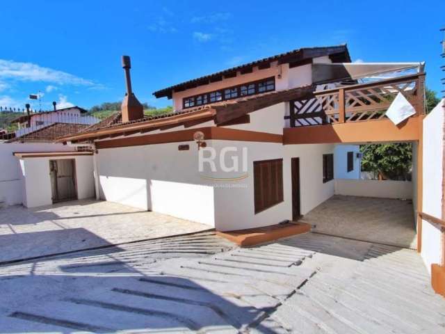 Excelente casa, com 04 dormitórios, sendo duas suítes, banho social, amplo salão de festas com banheiro e terraço, sala de jantar, living 03 ambientes com lareira, lavabo,  cozinha dependência de empr