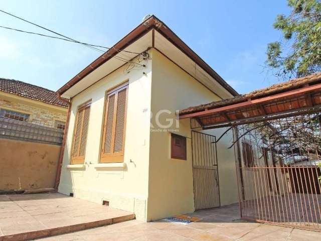 Casa localizada em excelente ponto no bairro Teresópolis, próxima a todos os recursos, possui sala, cozinha, 2 dormitórios banheiro social,  área de serviço com mais 1 banheiro auxiliar,  amplo pátio,