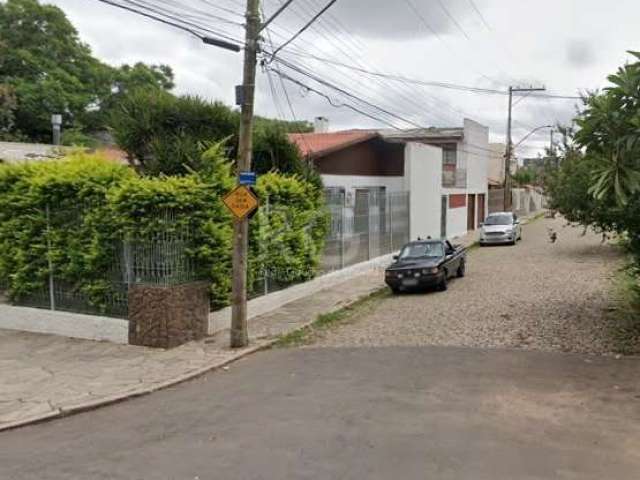 EXECELENTE casa térrea MAIS um loft construído em edícula anexa, com pátio interno entre eles! Área construída de 218m². Conservação totalmente impecável, é entrar e morar. Residência de esquina com 3