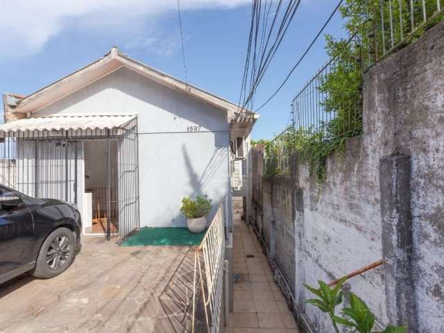 Duas casas, sendo na parte frontal do terreno casa mista em madeira e alvenaria, 4 dormitórios, 2 suítes, banheiro social, copa/cozinha, sala de jantar, sala de estar, gabinete, banheiro auxiliar, peq